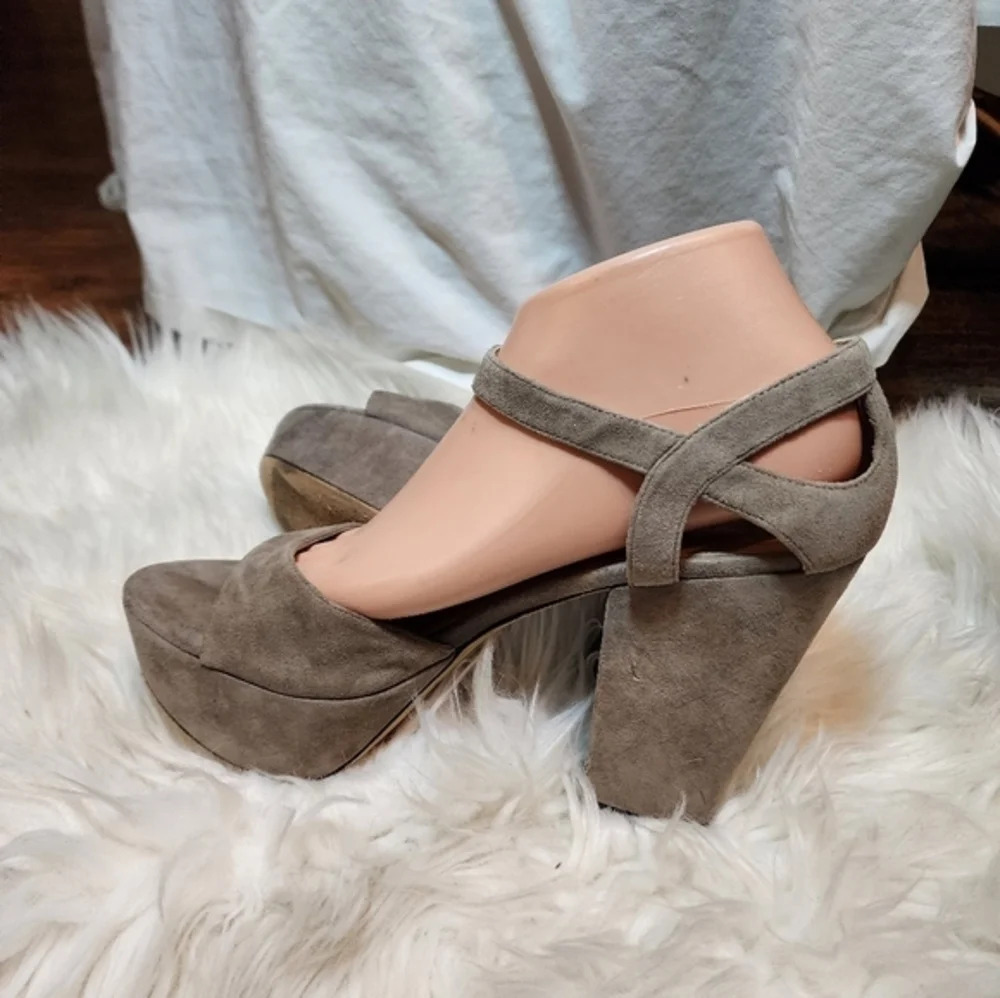 Via Spiga Dove Gray Suede heels‎ 9.5 - Picture 3 of 12
